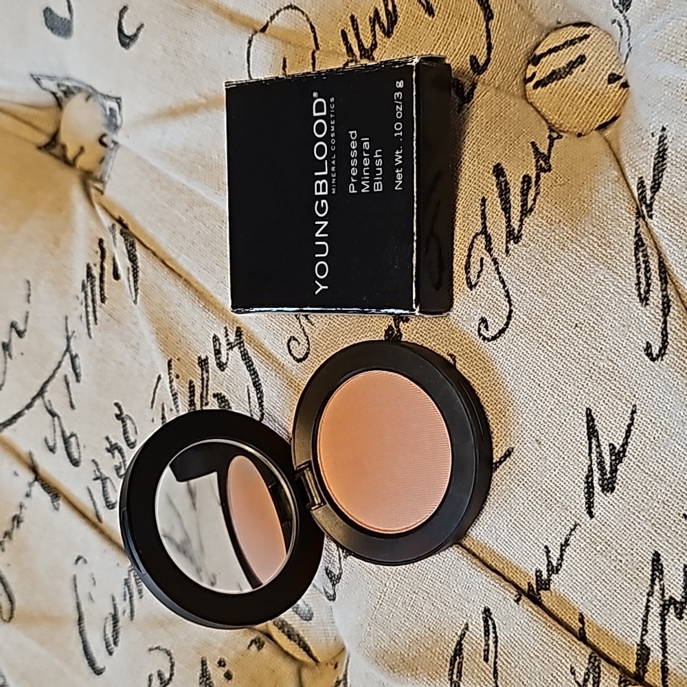 Pressed mineral blush